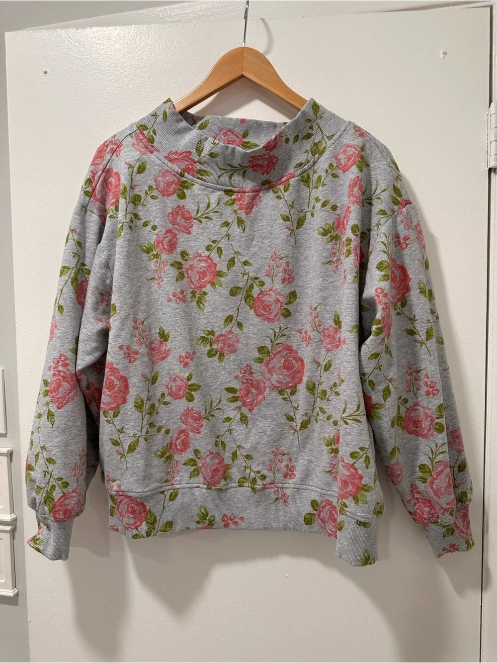Target Wild Fable Gray Pink Floral Mock Neck
Sweatshirt & Joggers Set • Size L - Picture 2 of 8